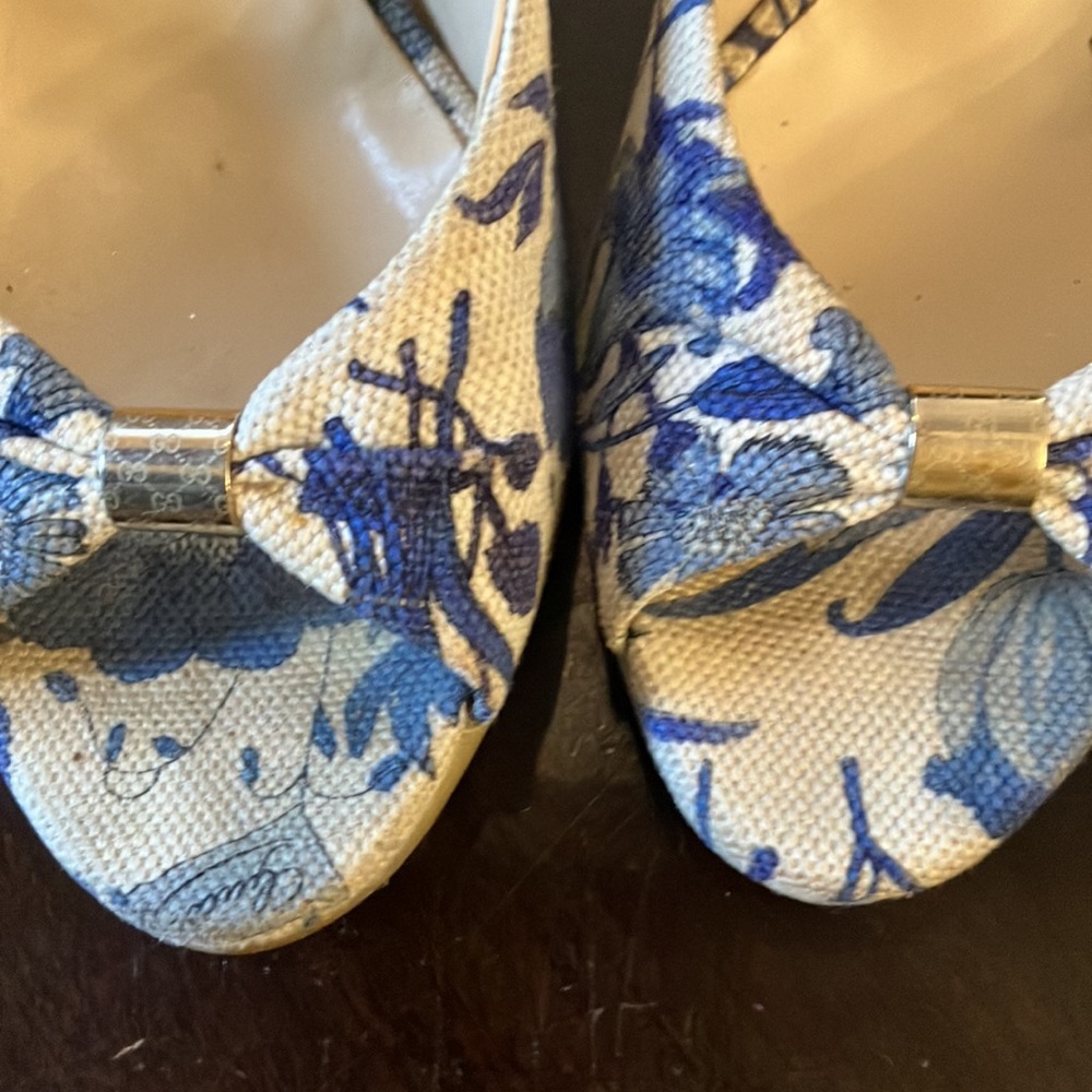 Gucci blue and white floral print canvas peep toe wedge sandal heels - Picture 6 of 8